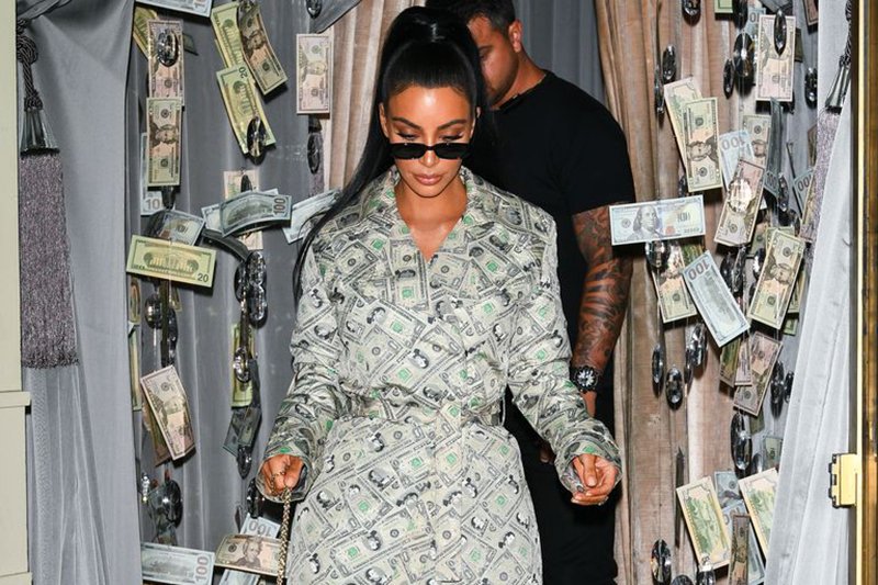 Kim Kardashian Kendisini Dolarlara Sardı!