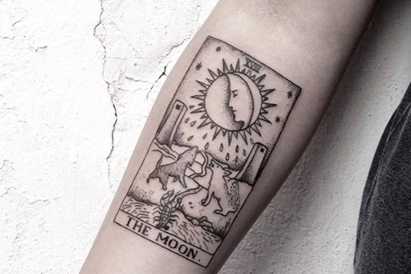 Gizemli Bir Stil İçin Tarot Kartı Dövmeleri