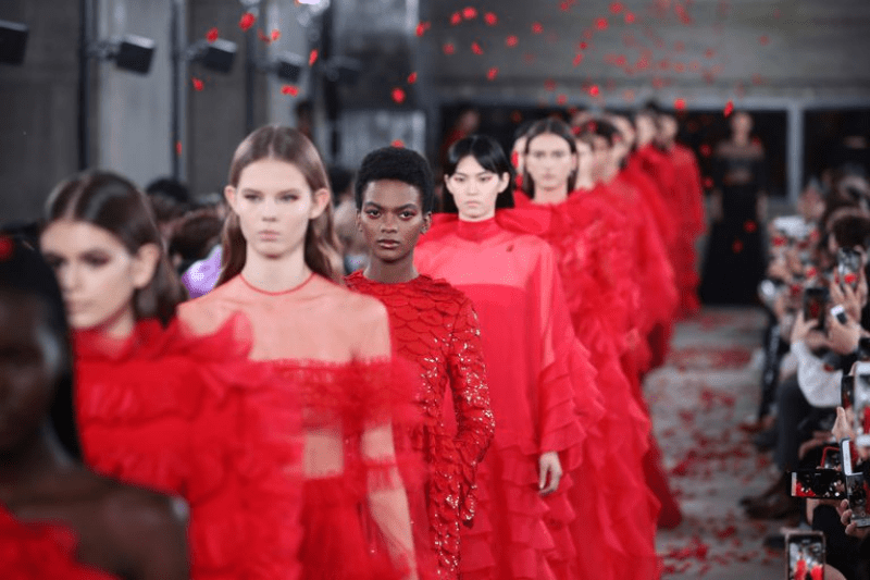 Valentino Pre-Fall 2019 Koleksiyonunun Öne Çıkan Görünümleri