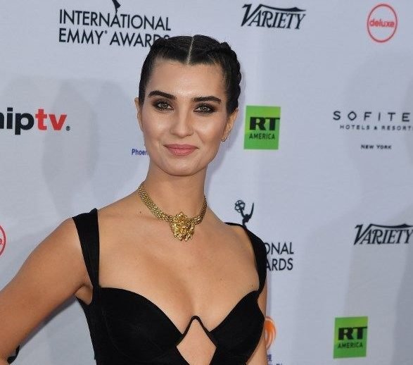 Tuba Büyüküstün Uluslararası Emmy Ödül Töreninde Göz Kamaştırdı