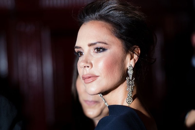 Victoria Beckham’ın Her Zaman Genç Görünmesinin Ardındaki Makyaj Sırları