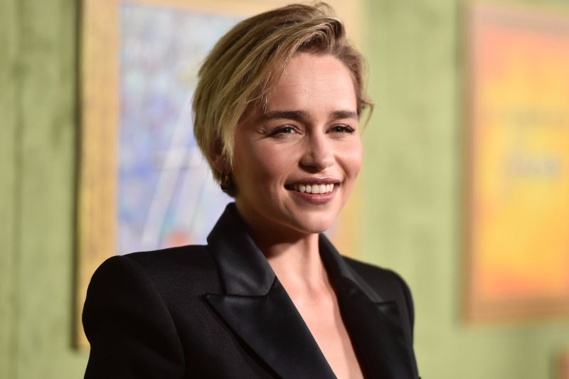 Emilia Clarke’tan Blazer Ceket Kullanmanın İncelikleri