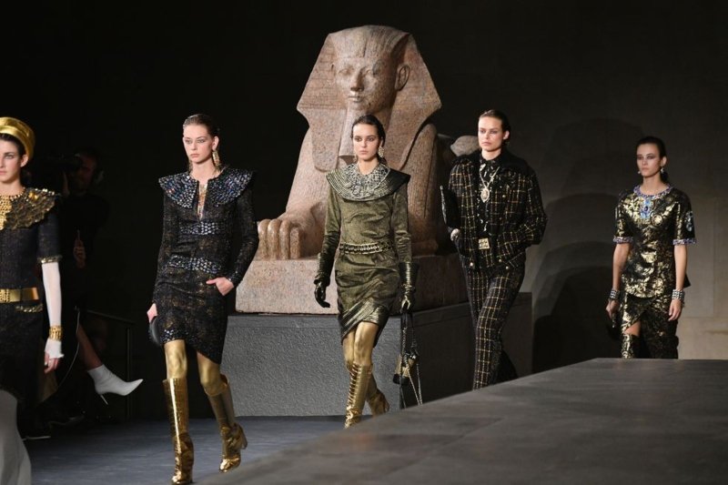 Chanel Metiers D’Art 2018/19 Defilesinin Öne Çıkan Görünümleri