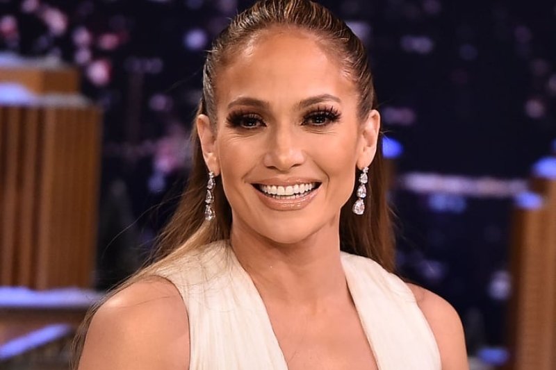 Jennifer Lopez’in İmza Rujunu Dudaklarınıza Taşıyın