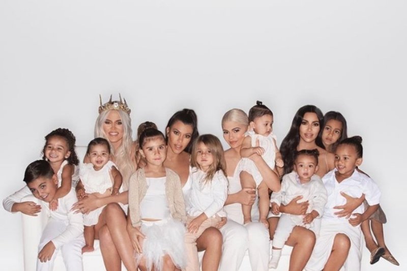 Kardashian Ailesinin Noel Fotoğrafında Photoshop İddiası
