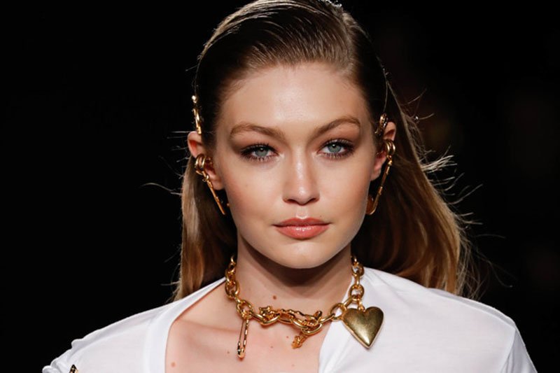 Versace Pre-Fall 2019 Defilesinden Öne Çıkan Görünümler