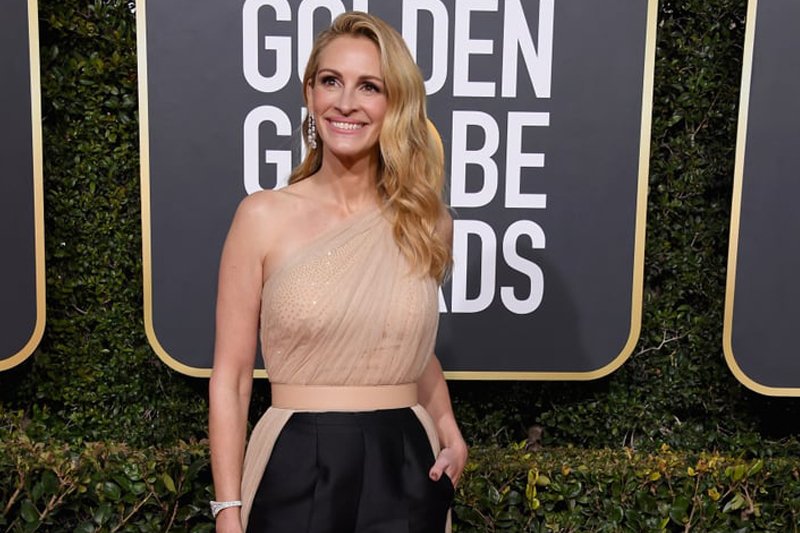 76. Altın Küre Kırmızı Halısının Şık Pantolon Stilleri