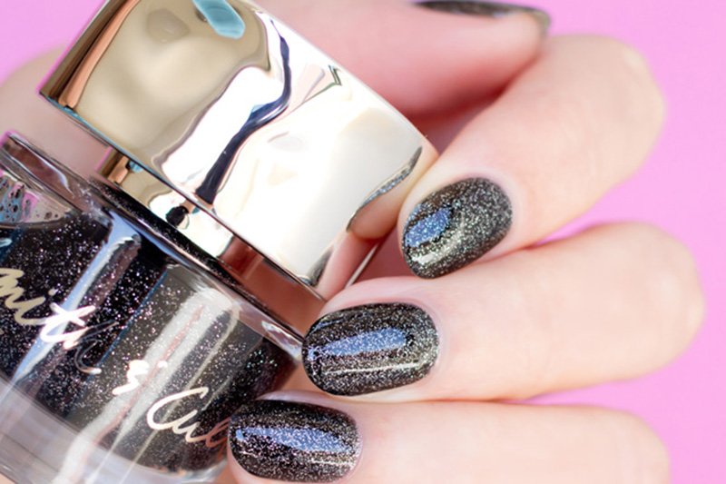 Manikürünüze Farklı Bir Hava Katacak En İyi Simli Ojeler