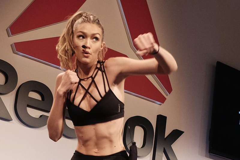 Yürüyüş Yaparken Sımsıkı Bir Karın Elde Etmek İçin 6 Öneri