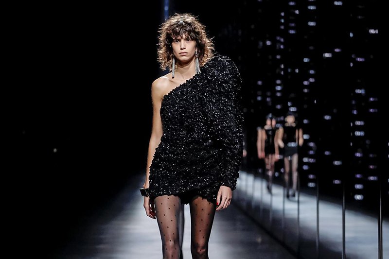 Işıltı ve Gücün Başrolde Olduğu Saint Laurent Sonbahar/Kış 2019 Koleksiyonu