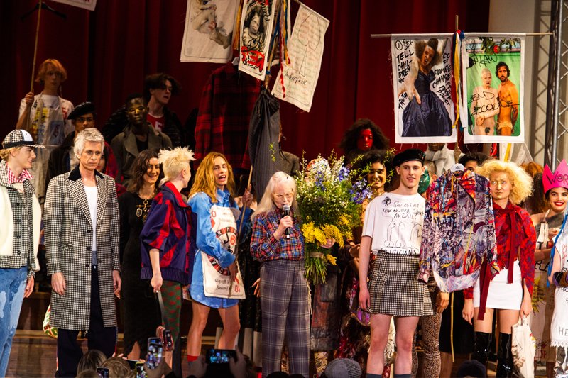 Vivienne Westwood Sonbahar / Kış 2019 Defilesinin Dikkat Çeken Görünümleri