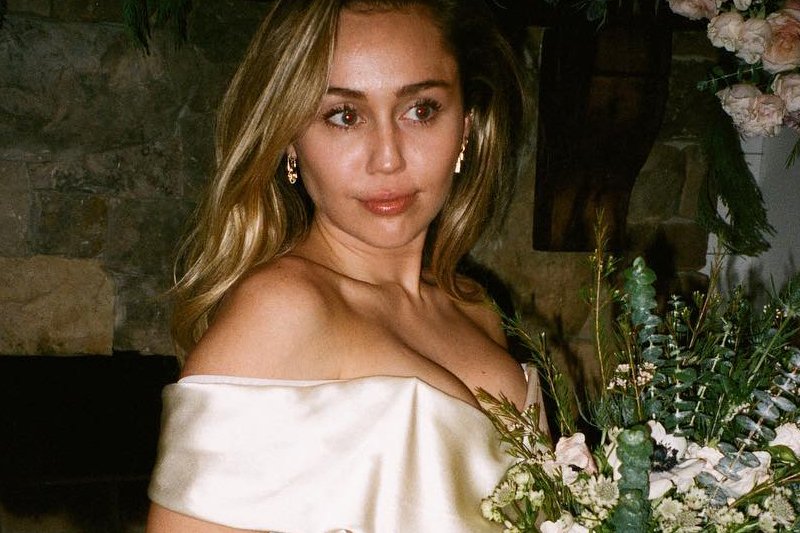 Miley Cyrus Sevgililer Günü İçin Düğününden Özel Kareler Paylaştı
