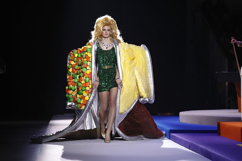 Moschino Sonbahar / Kış 2019 Defilesinden Işıltılı Görünümler