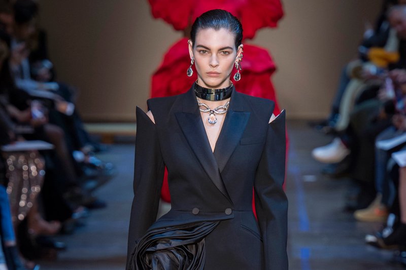 Alexander McQueen Sonbahar / Kış 2019 Defilesinin Öne Çıkan Görünümleri