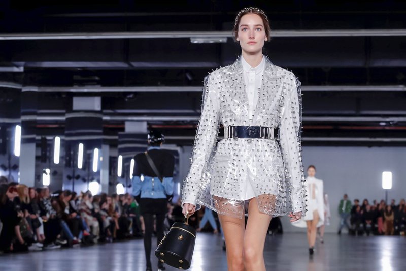 Balmain Sonbahar/Kış 2019 Koleksiyonundan Zımbanın Başrolde Olduğu Görünümler