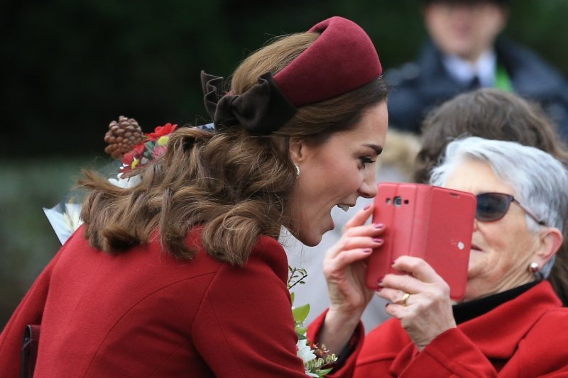 Kraliyet Kadınları Saç Bandı Modasına Uyuyor