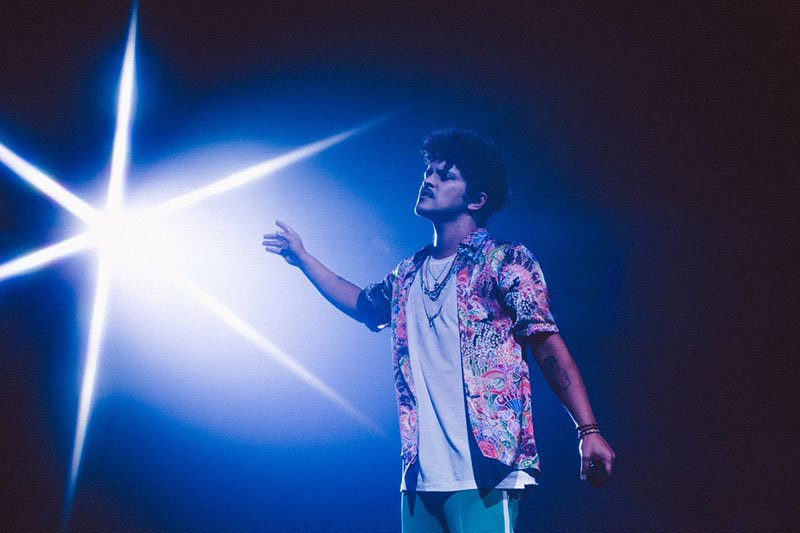 Bruno Mars, İlkbahar 2019 TommyXZendaya Koleksiyonundan Zodyak Esintili Bir İpek Gömlek Giydi
