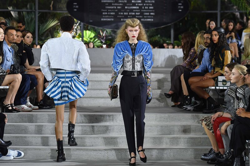 Louis Vuitton Cruise 2020 Defilesinin Öne Çıkan Görünümleri