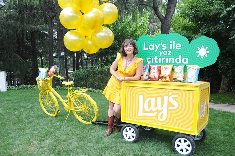 Demet Evgar Ev Sahipliğinde Lay’s ile Yaza Merhaba