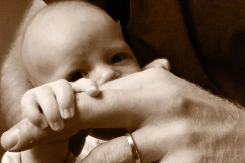 Prens Harry ve Oğlu Archie’den Kalpleri Isıtan Kare!