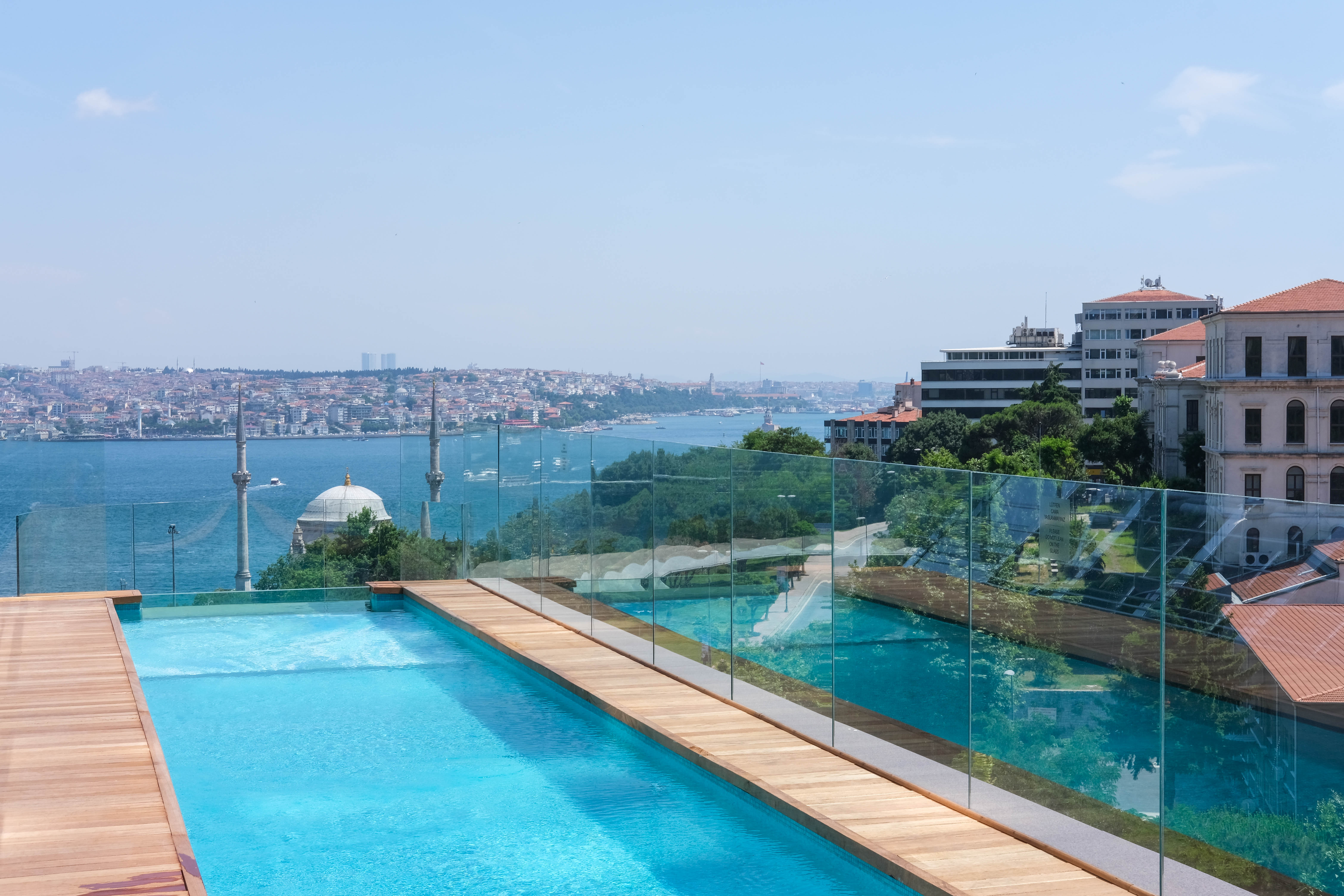 The Ritz-Carlton Istanbul’un Sonsuzluk Havuzunda Yaza Merhaba Partisi