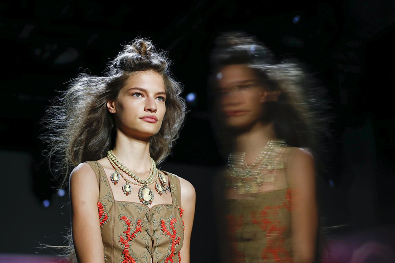 Anna Sui İlkbahar / Yaz 2020 Koleksiyonunun Öne Çıkan Görünümleri