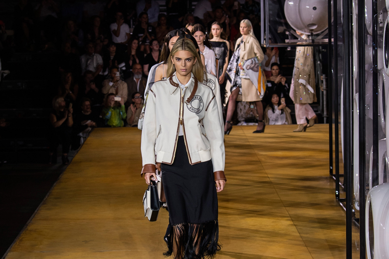 Burberry İlkbahar / Yaz 2020 Defilesinin Öne Çıkan Görünümleri