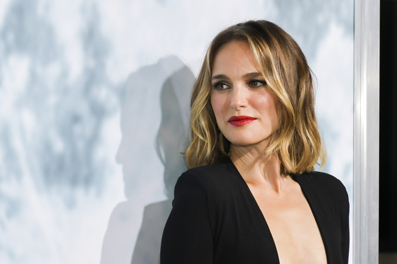 Natalie Portman’ın Siyah Mini Elbise Şıklığı