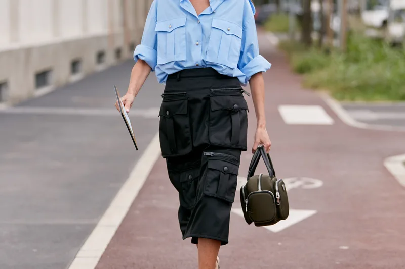 Sokaktan İlhamla: Kargo Etek Nasıl Kombinlenir?