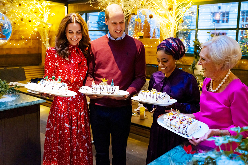 Kate Middleton Kırmızı Elbisesiyle Yılbaşı Sezonunu Açtı!