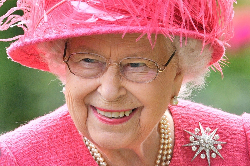 Kraliçe II. Elizabeth’in Göz Kamaştıran Broşları