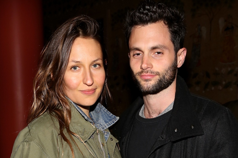 Penn Badgley Baba Oluyor