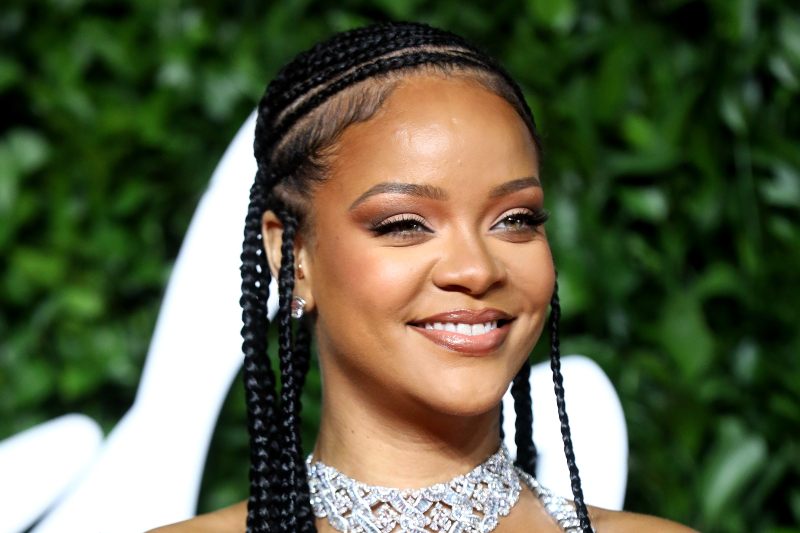 Rihanna Müziğe Geri Döndü