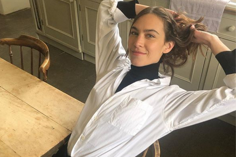 Alexa Chung’ın Rahat ve Şık Karantina Kombinleri