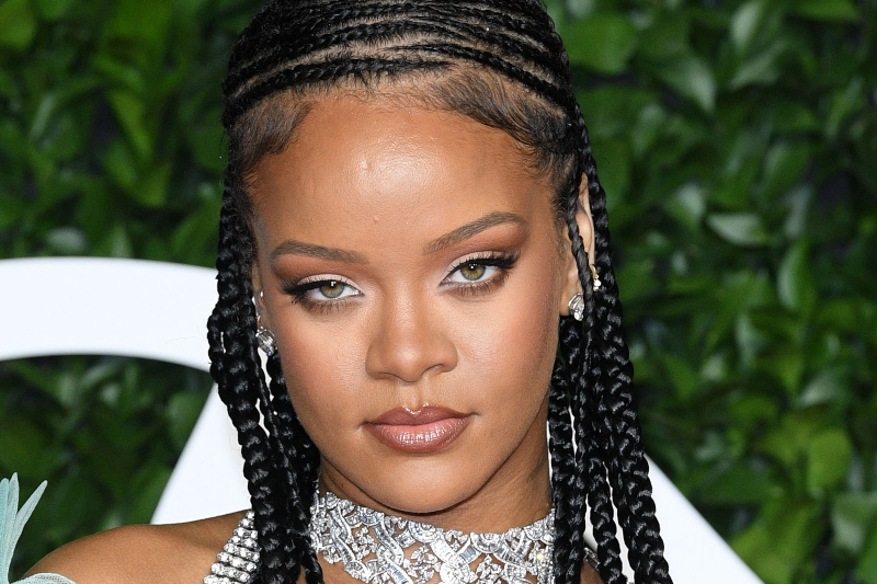 Rihanna’dan Evde Yaz Makyajı Videosu