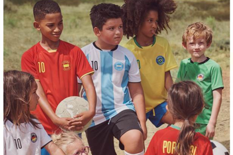 H&M ve UEFA Vakfı İş Birliğinde Futbol Tişörtlerinden Oluşan Çocuk Koleksiyonu