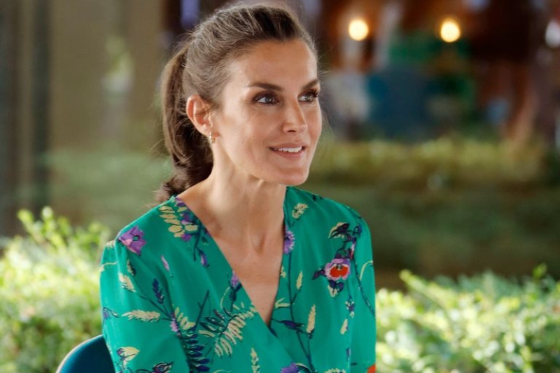 Çiçekli Elbiseye Kraliçe Letizia Dokunuşu