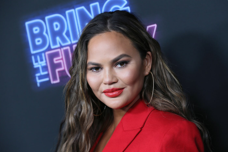 Chrissy Teigen Cilt Bakım Rutinini Paylaştı