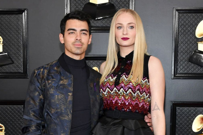 Sophie Turner ve Joe Jonas Çifti İlk Bebeklerini Kucaklarına Aldı!