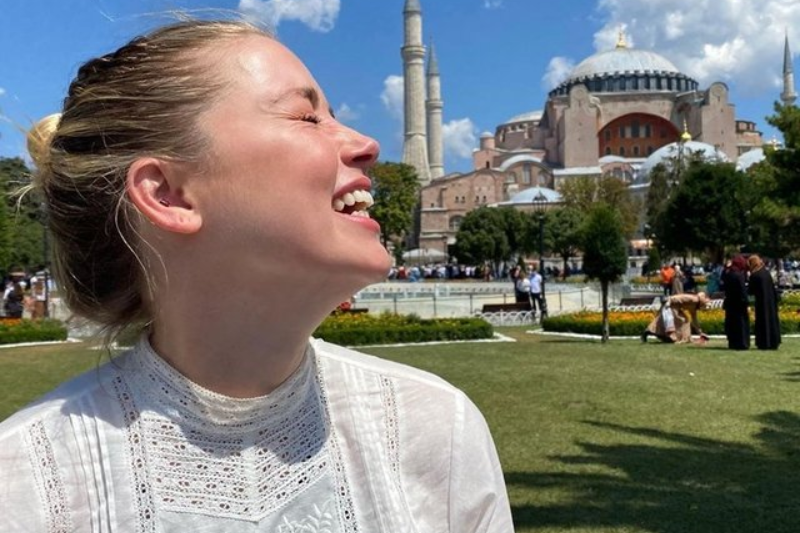 Amber Heard’ün İstanbul Gezisi Sürüyor