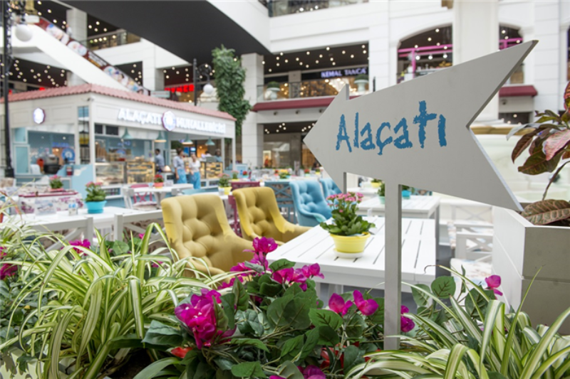 Alaçatı Rüzgarını Arkasına Alan Marka