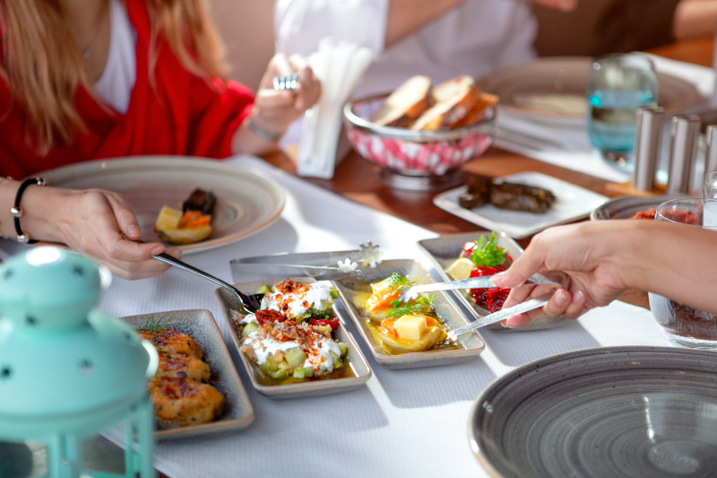Hilton İstanbul Bosphorus’un Gözde Mekanı Lalezar’da “Dostlarla Arayı Kapat”