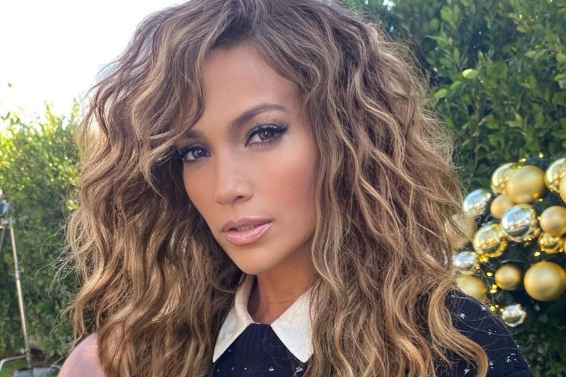 Jennifer Lopez’in Dalgalı Saçlarını Evde Yaratın