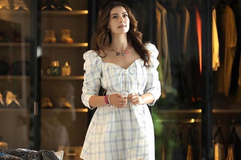 Aşk Mantık İntikam’da Burcu Özberk’in Esra Karakterinin Kıyafetleri