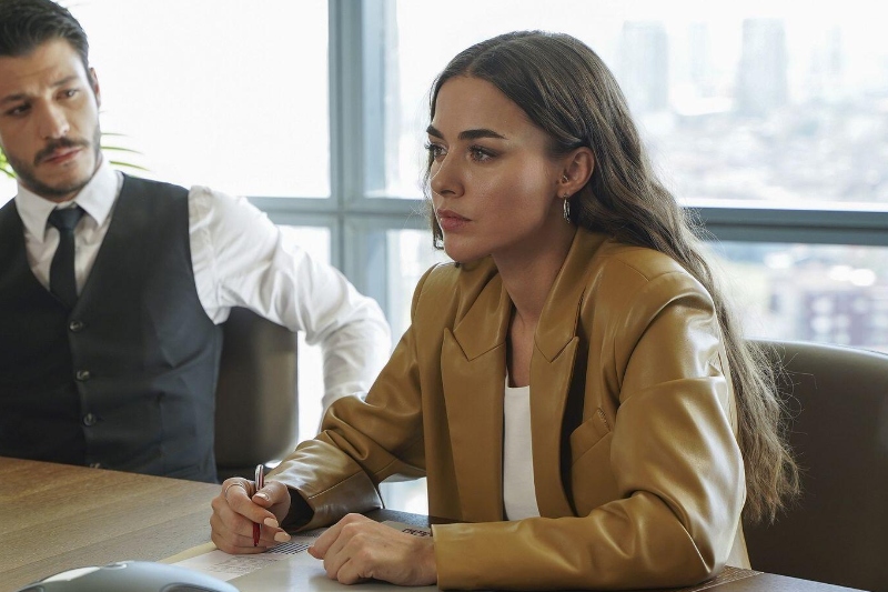 Cam Tavanlar’da Bensu Soral’ın Leyla Karakterinin İlham Veren Stili