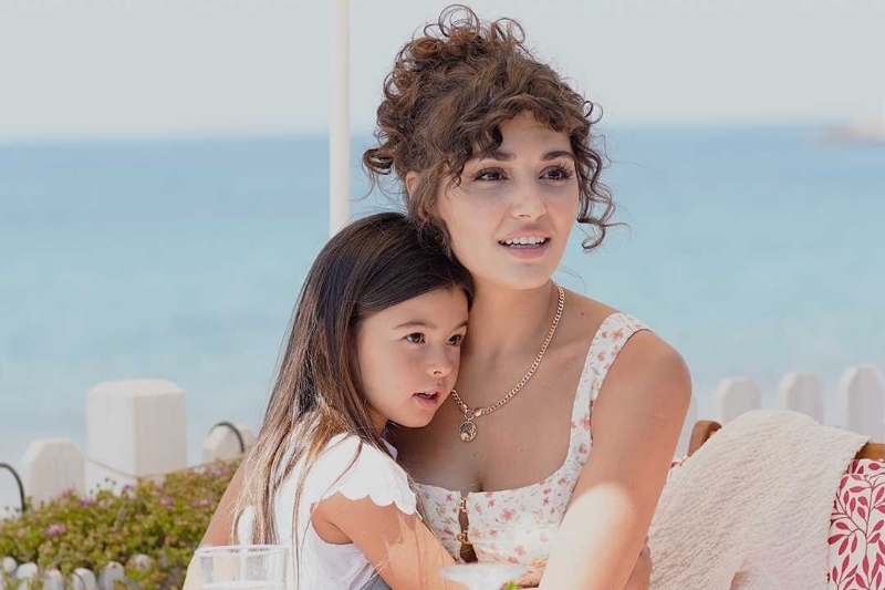 Hande Erçel’in “Sen Çal Kapımı” Dizisindeki Güzellik Görünümleri