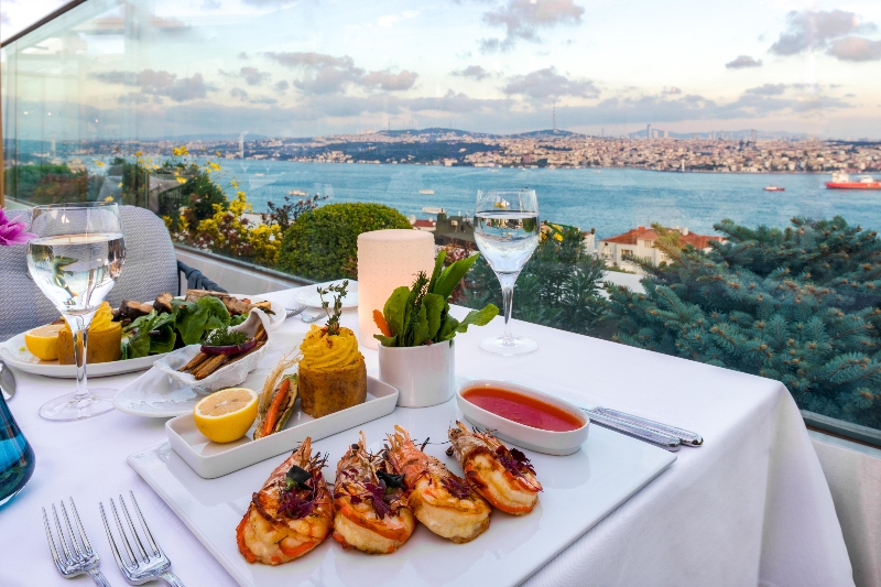 Yenilenen Izaka Terrace Şehrin Gözde Lezzet ve Eğlence Adresi