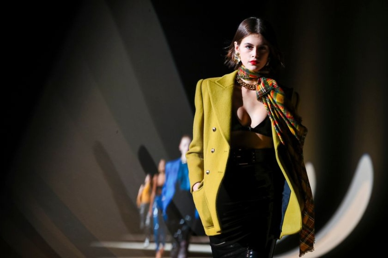 Saint Laurent, Paris Moda Haftası’na Geri Dönüyor