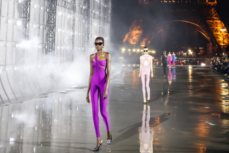 Feminen Güç: Saint Laurent İlkbahar/Yaz 2022 Koleksiyonundan Öne Çıkanlar