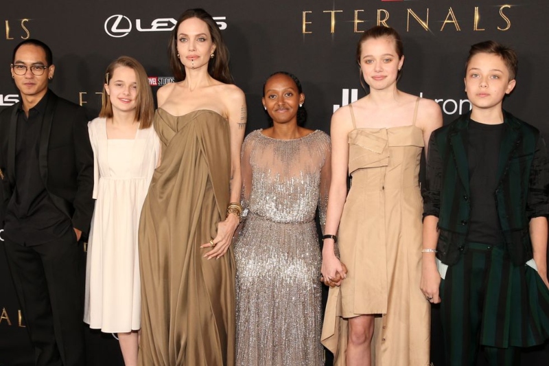 Angelina Jolie’nin kızı Zahara Annesinin İzinden Gidiyor